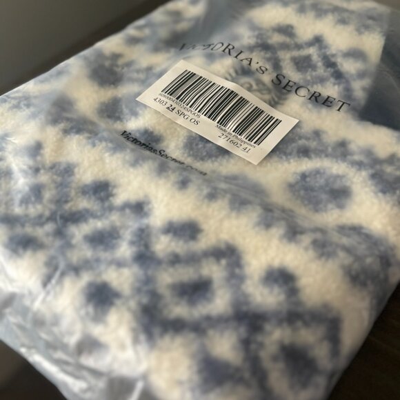 NWT Victoria's secret cozy plush weekender bag - Picture 9 of 9